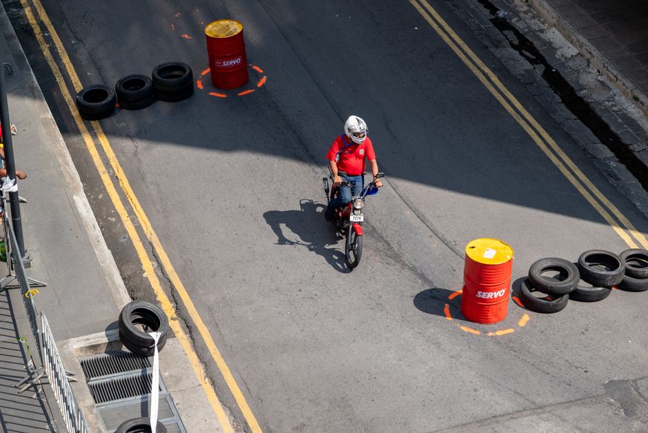 Letecký záber motodrómu s kužeľmi